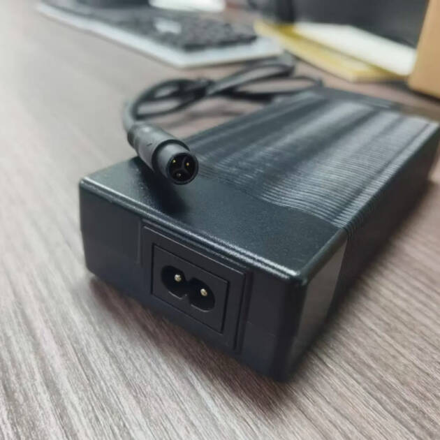 Karikues 36V 3A